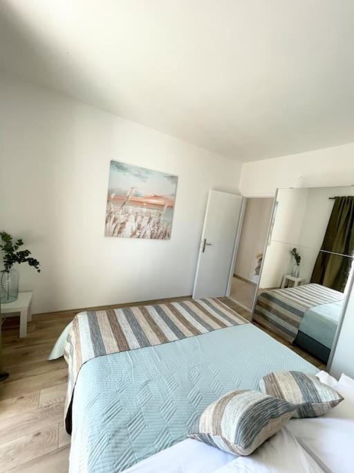 Apartment Beautiful With Balcony & Sea View