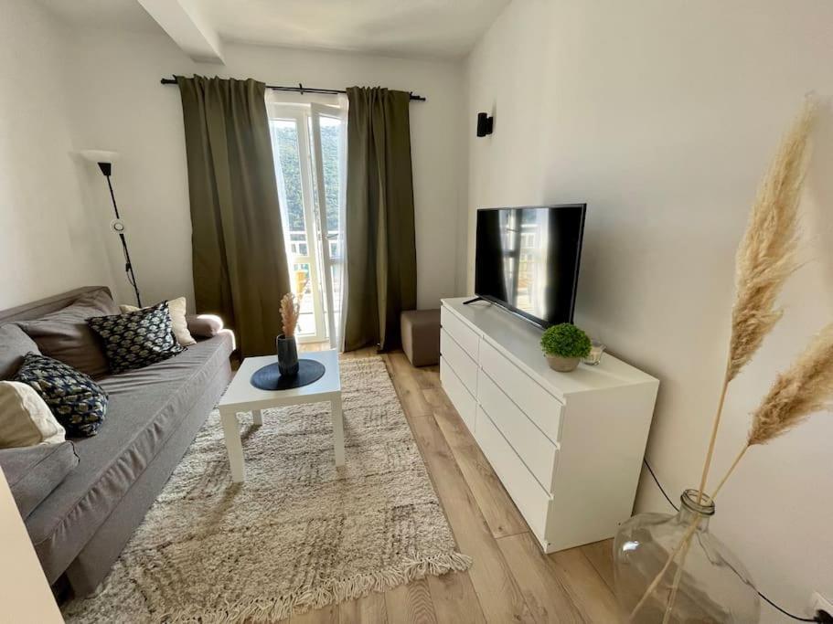 Beautiful With Balcony & Sea View Apartament *