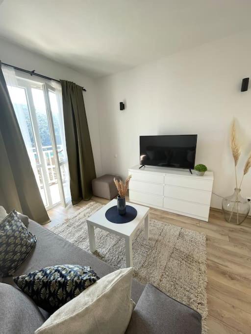 Beautiful With Balcony & Sea View